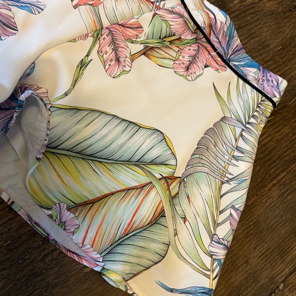 Summer Shorts Size Small Colorful Floral Print Silky Like Feminine in Very GUC - Picture 3 of 8